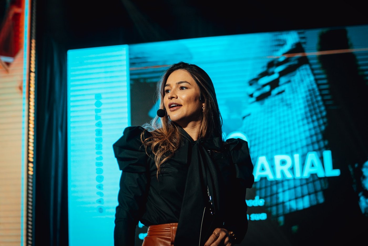 No palco do evento, telão ao fundo