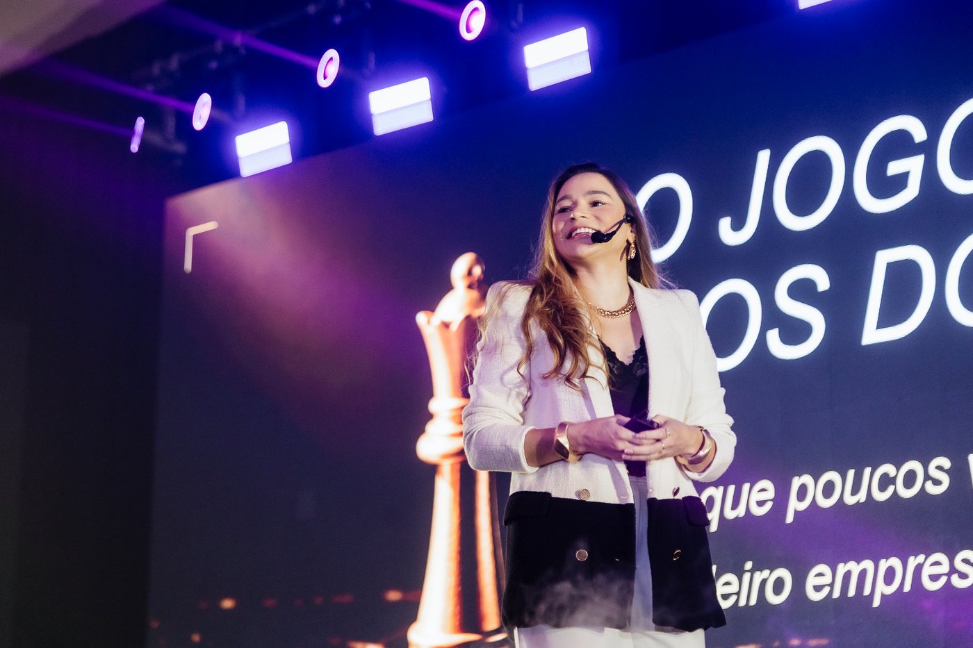 Jaqueline Mattos no palco, painel O Jogo dos Donos