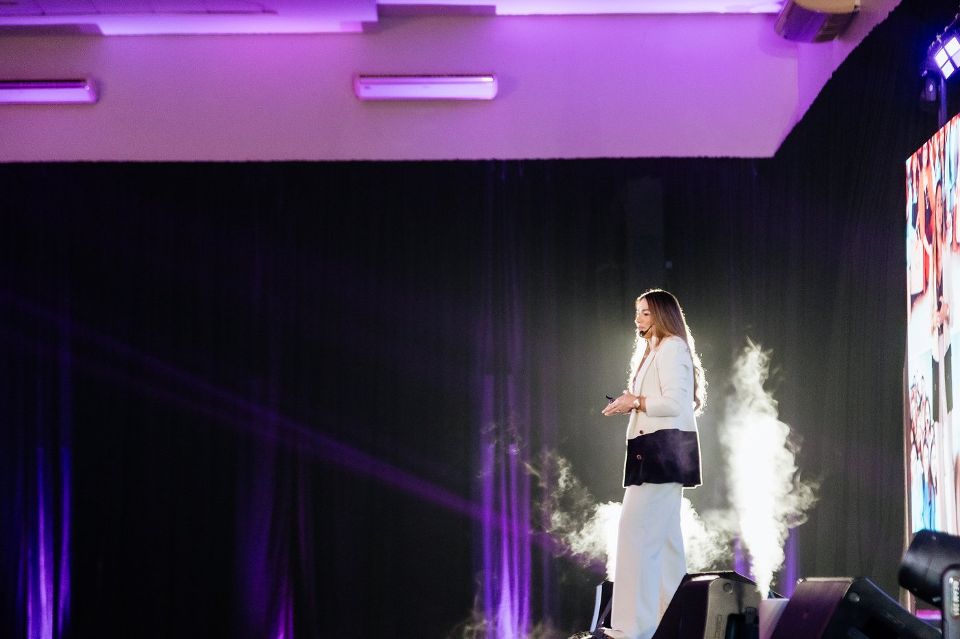 Palco completo em evento empresarial